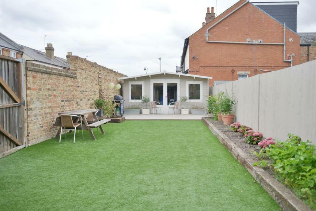 Summer House Hotel Thames Ditton Exterior photo