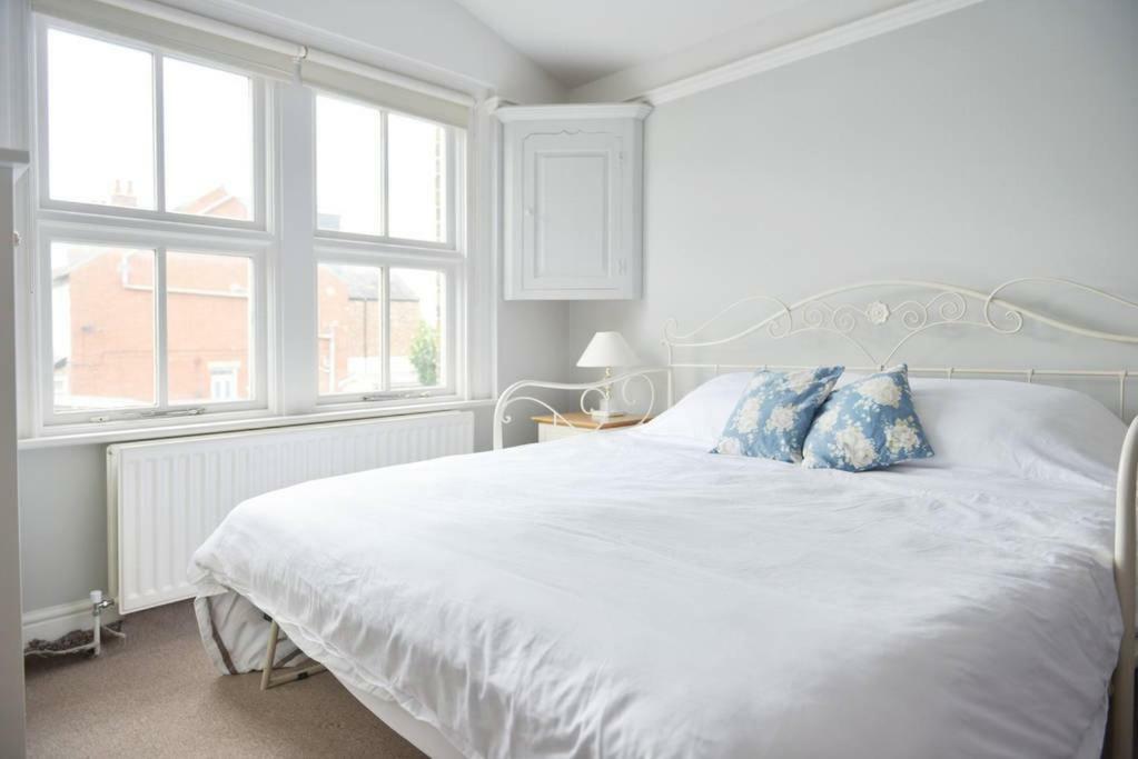Summer House Hotel Thames Ditton Exterior photo